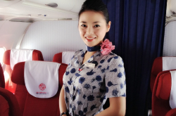 中国東方航空の客室乗務員ジンカンカン：世界を暖めるための小さなキャビンに基づいています