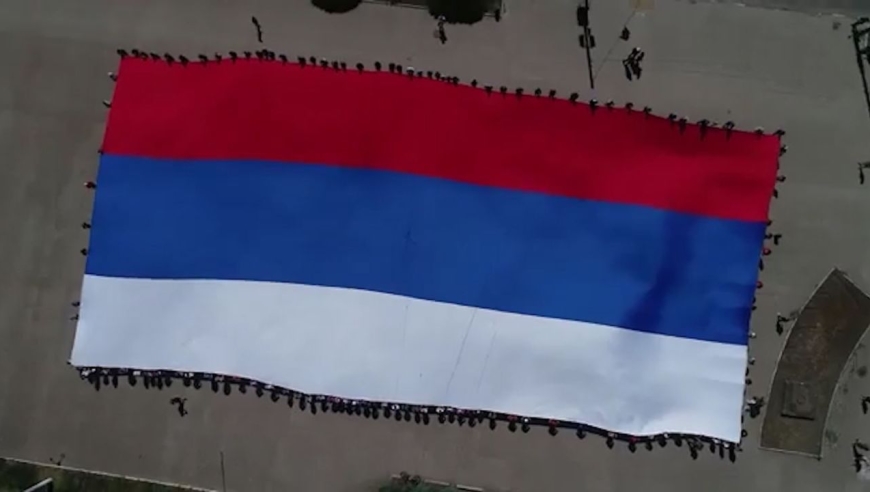 马里乌波尔居民庆祝俄罗斯国庆日 巨幅俄罗斯国旗在广场上亮相