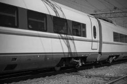 別の高速列車事故があります。運転手ヤン・ヨンは人々を救うために命を犠牲にしました。40の高速鉄道株はA株ドラゴンボートフェスティバルの終了による影響を受けませんでした。