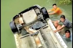 悲しい！広西チワン族自治区の川に自家用車が落ち、車の運転手と子供が残念ながら亡くなりました