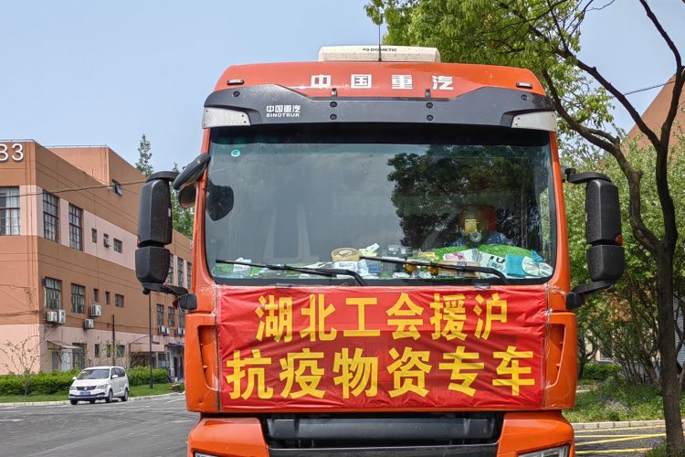 Trinkwasser aus dem Jangtsekiang, Hubei und Shanghai sind Familienmitglieder: Hubei Provincial Federation of Trade Unions 200 Tonnen Gemüse eilten nach Shanghai, um die Epidemie zu bekämpfen