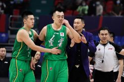 体坛联播｜辽篮广东冲突不断3人驱逐，李春江马布里场边对骂_比赛_韩德君_辽宁