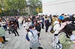 大学の候補者は手ぶらでハンサムで美しい試験室から出てきます
