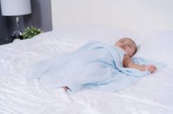 毛布なしでは眠れませんか？赤ちゃんはフェチすぎます、あなたは彼が「別れる」のを手伝う必要がありますか？
