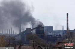 ロシアとウクライナが初めて死んだ兵士の遺骨を交換し、アゾフ製鉄所のウクライナの兵士の遺骨がキーウに到着