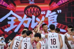 CBA积分榜：广东队一支独秀，辽宁连跌三名，季后赛争夺呈白热化