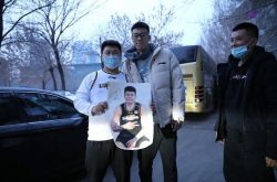 CBA辽篮回家受欢迎，哈德森同机来沈，当晚与杨鸣等参加辽视春晚录制_比赛