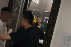 ショック！四川省綿陽市のコミュニティにあるケライエレベーターが突然1階から27階に急行し、60歳の叔母が昏睡状態になり、複数の骨折を起こしました。