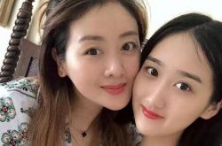 Xiao Lilin의 큰 딸은 성장했고 그녀는 슈퍼 애정을 통해 아버지와 딸을 계부와 공유합니다. 가족은 별장에 살만큼 행복합니다.