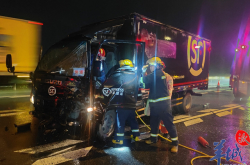 「動画」雨天時の運転にはご注意ください！東莞で宅配車が追突し、運転手がタクシーに閉じ込められた