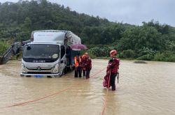 広州の集中豪雨は高速道路の出口の洪水を引き起こし、火災の緊急事態は閉じ込められた人々を避難させました