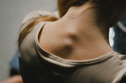 Wunder Hals? Steife Schultern? 7 Wege zur Linderung von Nackenproblemen