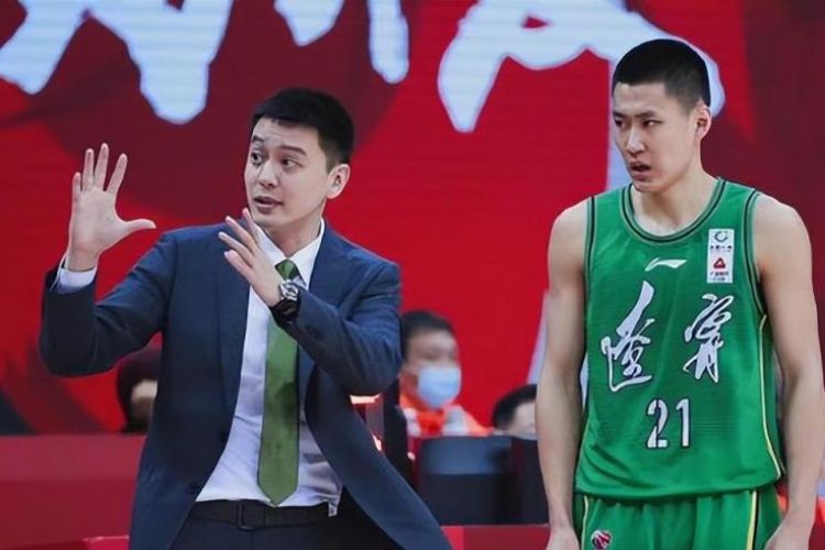 Congratulations to Han Dejun's successor officially leaving the team, Liaoning basketball coach Yang Ming smiled