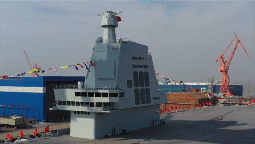 福建舰下水更多画面曝光:平直甲板一览无余 舰岛特写令人惊艳