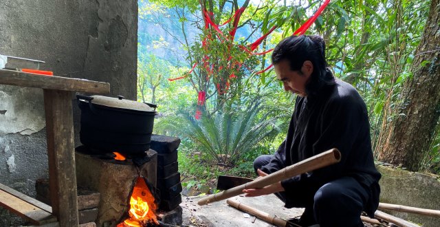 拜访青城山隐士，走近隐士生活日常，看他在修行之余还做些什么_腾讯新闻