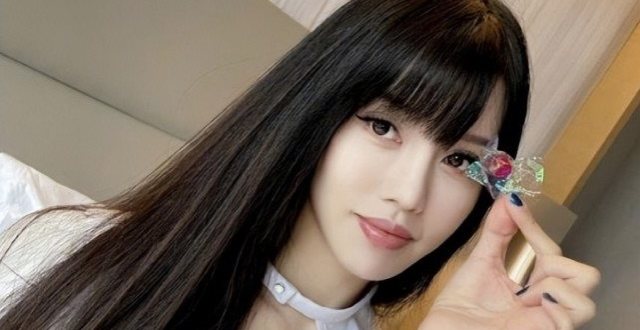 by2孙雨穿吊带紧身上衣,户外写真身材超好,可盐可甜太吸睛了