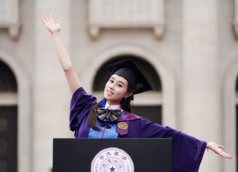 何猷君晒妹妹何超欣的毕业照,拿清华大学毕业证出镜.