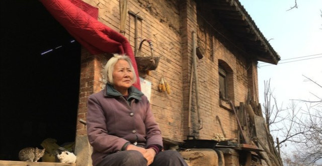 独居老人说她穷,她的子女条件这么好,为什么当时还进贫困户了呢?