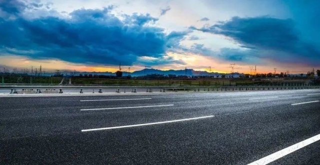 安徽省委书记批面子工程：某县马路修了12车道，车却没几辆