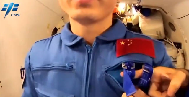 揭秘中国航天员太空衣柜：舱内外航天服、实验服、节日服等_腾讯新闻