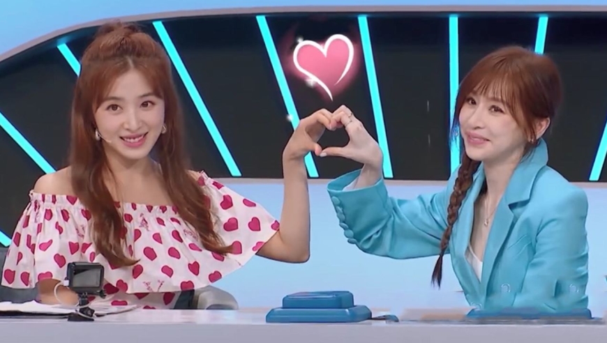 王心凌张含韵同框甜上加甜,合体比心融化全场观众