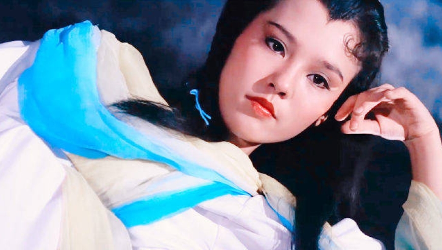 19岁的翁静晶,"中美混血版"小龙女,怼脸拍更显绝美!