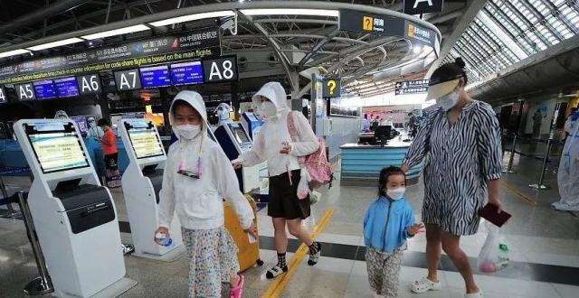三亚首批返程游客集中隔离，仍有5.7万游客滞留