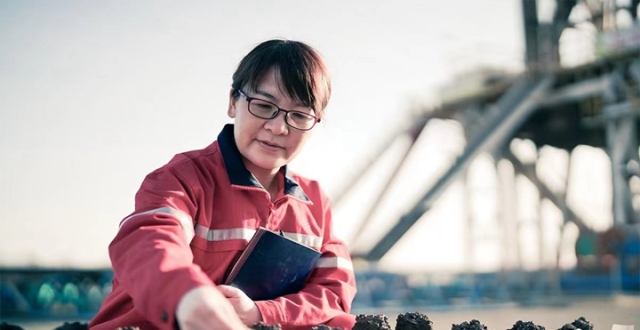刘静：帼国英豪 沙海找油_腾讯新闻