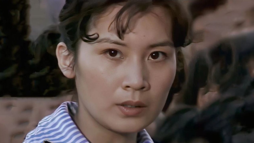 《蹉跎岁月》主题曲,24岁的肖雄美丽大方,惊艳了多少青春岁月