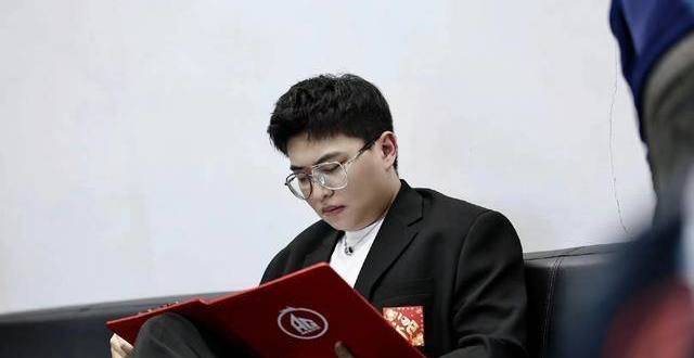 AG再损失一员大将！张角官宣离队：3年之期已过，下一家去Hero？_腾讯新闻