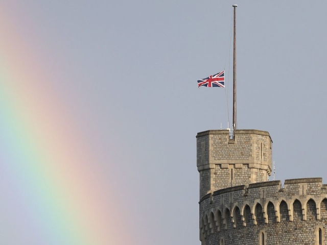 英国女王去世,白金汉宫,温莎城堡降半旗致哀 现场出现彩虹
