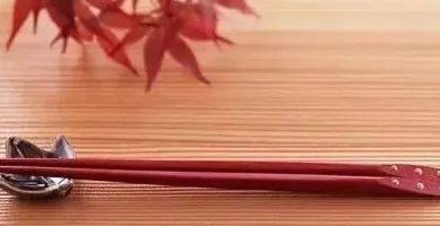 为什么中餐的筷子竖着放，日料的筷子横着放？_腾讯新闻