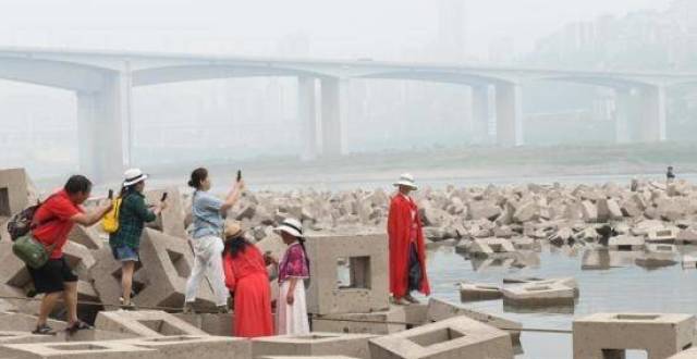重庆江滩露出大量消浪石 仿若“俄罗斯方块”_腾讯新闻