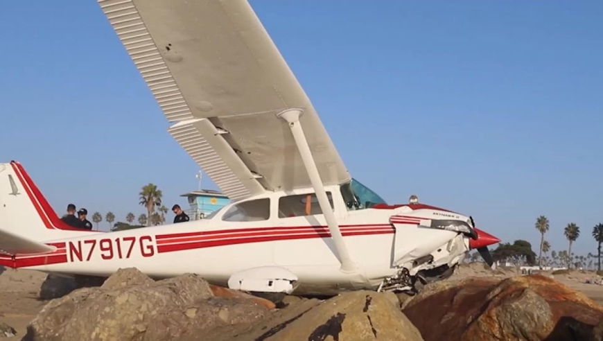 美国一架小飞机紧急迫降加州海滩 歪歪斜斜插入沙中