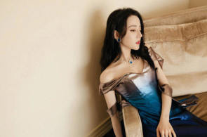 迪丽热巴一袭渐变礼服华丽高级，优雅性感，轻松美成美人鱼