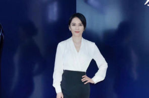 俞飞鸿不愧是“冻龄女神”，白衬衫配鱼尾裙优雅端庄，贵气时髦