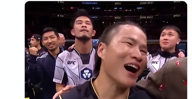 热搜第1＋热搜第2：张伟丽裸绞KO卡拉空翻庆祝 UFC官方三条推文祝贺_腾讯新闻