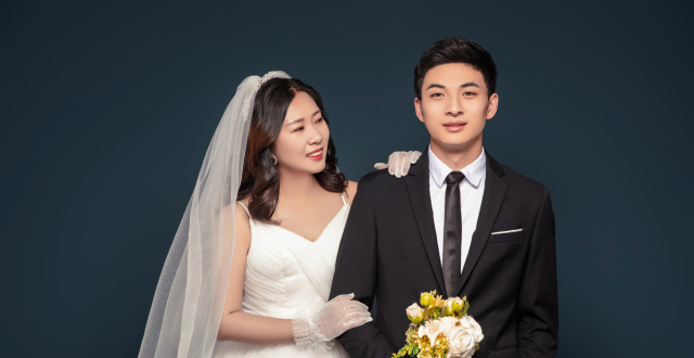 相差10岁，他们“扛”过父母反对结婚生子！“姐弟恋”为何越来越多？_腾讯新闻