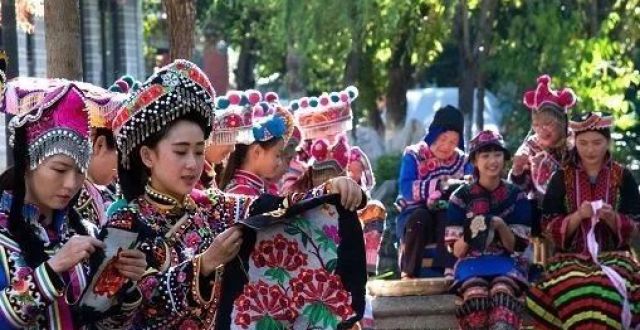 彝家人绣出“指尖新传奇”！《半月谈》聚焦楚雄彝绣_腾讯新闻