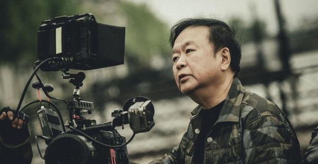 导演高希希谈《破晓东方》：拍解放军睡在上海街头，我眼泪哗就下来了_腾讯新闻