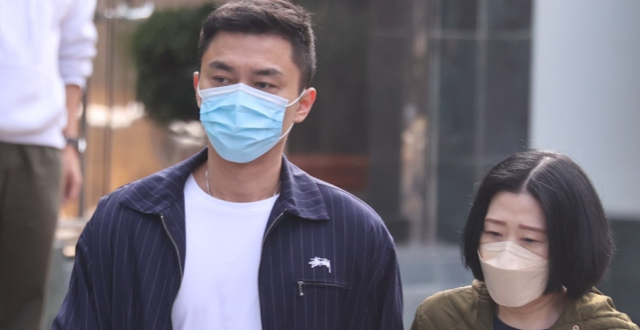 TVB男星杨明正式出狱，神情呆滞愁眉不展，女友并未嫌弃到场接人_腾讯新闻