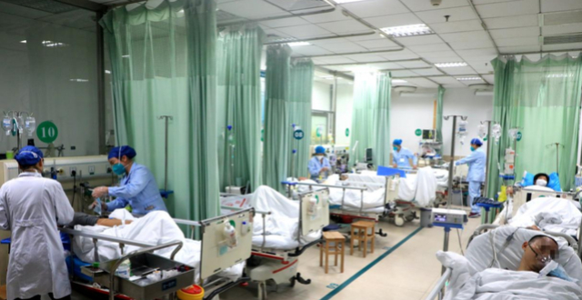 直面危重症挑战，守护患者生命线！他们守在“医”线最前沿_腾讯新闻