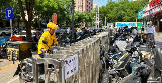 乱停乱放不见了！这里有了外卖车专属停车区_腾讯新闻
