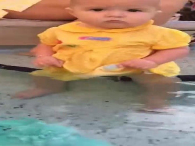 小女孩假扮孕妇生孩子 你告诉我你生出来的是