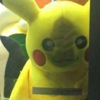 情侣闹市玩夹娃娃,正妹女友一直嗲嗲鼓励,男友