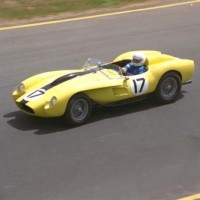 摩托车手身上的衣服这么牛,翻车在地上滑行几