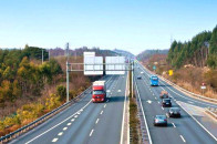 新手司机们看过来,变道压实线违章扣几分?