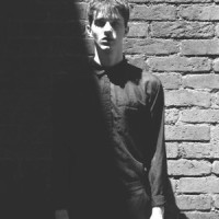 野外求生:小哥觉得天气太热了,在房子旁边建了