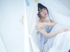 迪丽热巴和古力娜扎旧照同框,网友:谁作一眼就