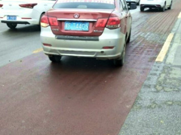 保定五四路万博广场附近,有人在路边挂起了牌